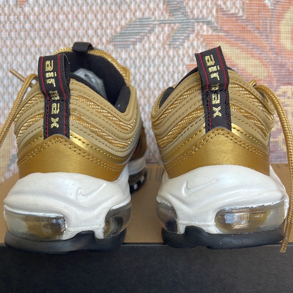 Nike WMNS Air Max 97
Metallic Gold/Black/White/ Varsity Red
Size 6.5
DQ9131-700 - Picture 7 of 16